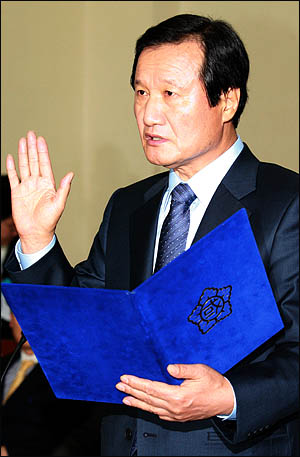 윤증현 기획재정부 장관 후보자가 6일 국회 인사청문회에서 증인선서를 하고 있다. 