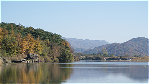 여주의 남한강 구간은 강변의 원형을 그대로 간직하고 있다. 지난해 내셔널트러스트상을 수상한 바 있는 남한강 습지 바위늪구비