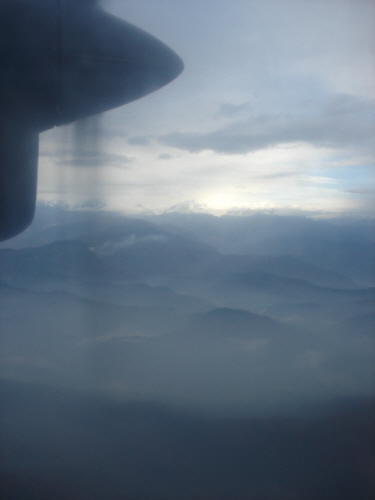 경비행기 좌측으로 랑탕 히말라야라 불리는 설산 무리가 파노라마처럼 펼쳐진다.