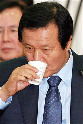 윤증현 기획재정부 장관 후보자가 6일 국회 인사청문회에서 답변 도중 물을 마시고 있다.