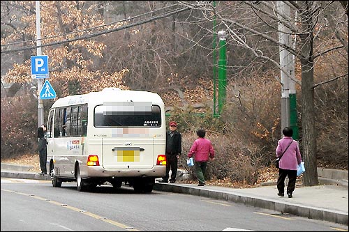 김포 고촌면 주민 20여명이 함께 탑승하고 온 전세버스. 주민들이 버스를 타기 위해 가고 있다.