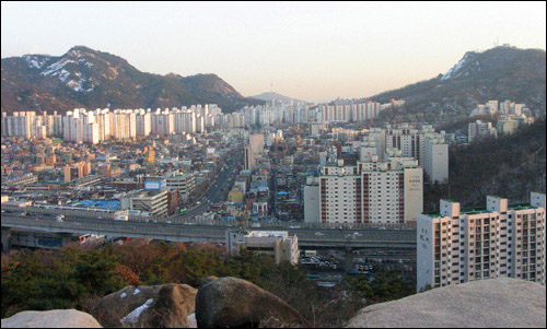 2001년부터 2006년까지 집값이 올라 생긴 불로소득 648조원 가운데 아파트가 87%를 차지하고, 특히 강남 3개구에서만 아파트 값으로 생긴 불로소득이 114조에 이른다. 사진은 홍제천 근처에서 바라 본 아파트 촌.

