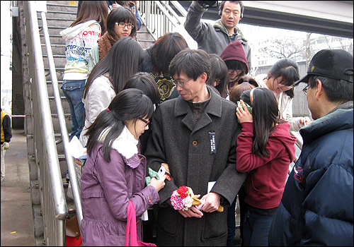 세화여중 학생들이 7일 오전 징계위원회에서 소명을 마치고 돌아온 김영승 교사를 마중하고 있다.