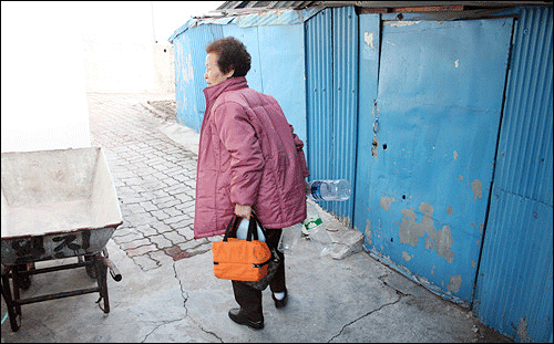 6일 오후 태백시 삼방동에서 만난 김동석 할머니. 식수차가 오면 물을 받기 위해 빈 페트병 3대를 오른 손에 꼭 쥐고 있다.