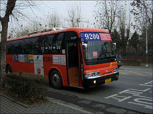 인천광역시에 광역버스가 처음 생겼던 지난 2004년 11월에 신설된 광역버스 네 노선 중 하나. 1000번과 9100번이 기존 시외버스노선을 전환해 만든 것과 달리, 9200번(1100번, 9200번)은 새롭게 신설한 광역버스노선이었다. 인천의 대표적인 주거지인 연수구에서 출발해 인하대학교와 인하공업전문대학을 거쳐 서울 강남으로 운행하는 이 노선은, 15대로 시작해 현재 매년 꾸준하게 증차('10% 자연증차' 형태로 증차)해, 현재 총 23대가 운행 중이다.