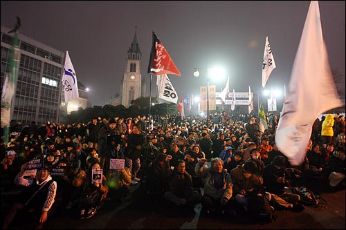 7일 밤 '용산철거민 살인진압 희생자 제3차 추모범국민대회'에 참석한 시민들이 가두시위를 벌인 뒤 서울 명동성당에 모여 정리집회를 열고 있다.