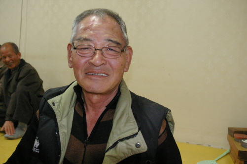 26년간 안성 덕봉리 마을의 산신제 당주로 수고하고 있는 안정구 할아버지(77세)는 산신제 다음날 마을회관에서 그동안의 산신제 내력을 세세하게 말해주었다. 