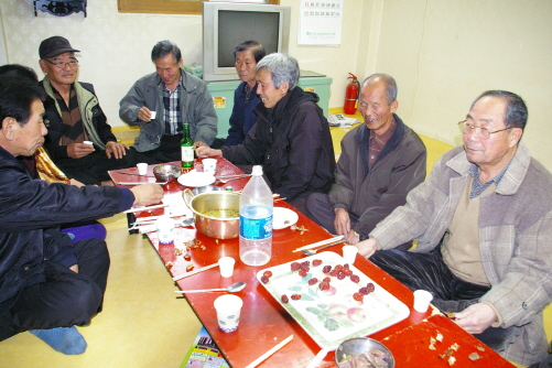 위로 산신제 다음날 마을 회관에는 산신제 음식을 먹는 잔치가 열렸다. 산신제를 지낸 음식을 먹으면 1년 동안 재수가 좋다는 풍속때문이기도 하지만, 산신제를 지냈던 사람들에게 마을 사람들이 위로하는 자리이기도 하다. 