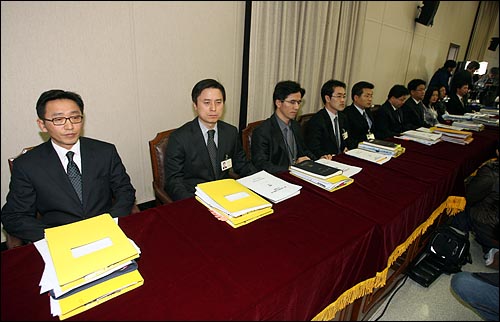 서울지검 정병두 1차장 검사(왼쪽 끝)와 수사팀이 '용산철거민 참사'에 대해 수사결과를 발표한 뒤 자리에 앉아 있다.