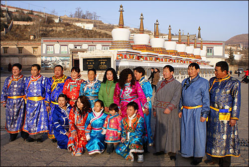 티베트 겔룩파 6대 사원 중 하나인 쿰붐 사원을 찾은 한 몽골인 대가족. 회족을 제외한 칭하이 내 소수민족 대다수는 티베트 불교를 믿고 있다. 
