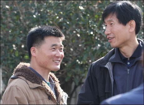 31일간의 고공농성을 벌인 후 병원 치료를 받던 이영도(오른쪽) 김순진(왼쪽)씨가 농성 해제 10일만인 지난 2월 2일 동부경찰서로 출두하고 있다 