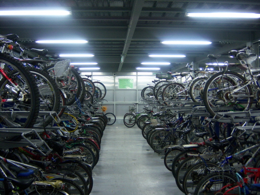 신도림역 환승센터 자전거주차장에 주차된 자전거. 2층의 철골구조물 건물인 본 자전거주차장은, 1층에는 2단 보관대가 설치되어 있어, 보관할 수 있는 자전거의 댓수를 늘이고 있다. 휴일에도 많은 자전거들이 보관되어 있음을 확인할 수 있다.