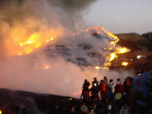 일단 사그라졌던 불길이 배바우 쪽에서 다시 거세게 되살아났다.