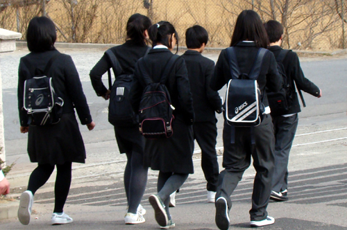 교복을 공동구매로 구입한 여수 무선중학교 학생들의 하교.