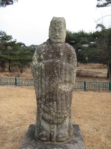 석인상 왕릉 주위에 석인상이 남아 있다.