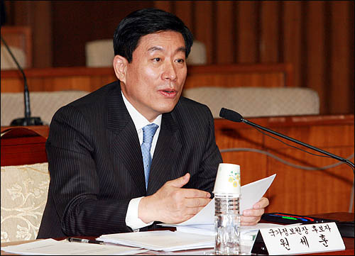 원세훈 국가정보원장 후보자가 10일 국회 인사청문회에서 의원들의 질의에 답변하고 있다.