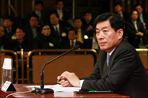 원세훈 국가정보원장 후보자가 10일 국회 인사청문회에서 의원들의 질의를 듣고 있다.