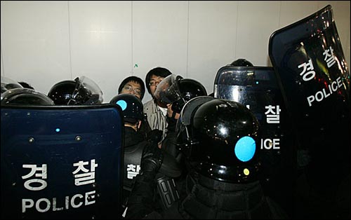 배성민, 김재의 회원이 경찰에 의해 인도에서 갇혀있다. 