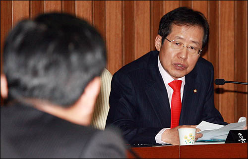 홍준표 한나라당 의원이 10일 원세훈 국가정보원장 후보자에 대한 국회 인사청문회에서 질의하고 있다.