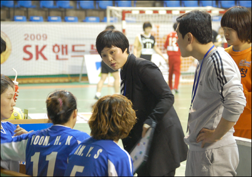  임오경 서울시청 감독이 10일 대구시청과 경기에서 작전을 지시하고 있다.