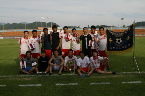 조기축구 동호회 코끼리팀의 우승 후 기념 촬영 코끼리팀은 홍천군 화촌면 조기축구회 팀입니다.