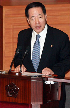 김경한 법무부장관이 11일 국회 본회의 긴급현안질문에서 용산참사와 관련한 의원들의 질의에 답변하고 있다.