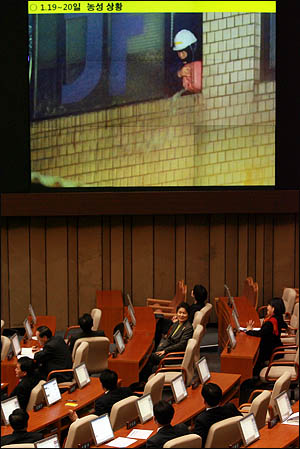 11일 국회 본회의 긴급현안질문에서 의원들이 용산 철거민 농성 장면을 보고 있다.
