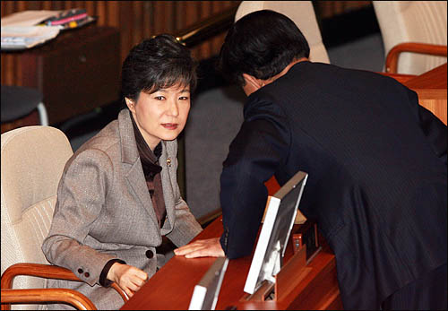 한나라당 박근혜 전 대표가 11일 국회 본회의장에서 김태환 의원과 이야기를 하고 있다.