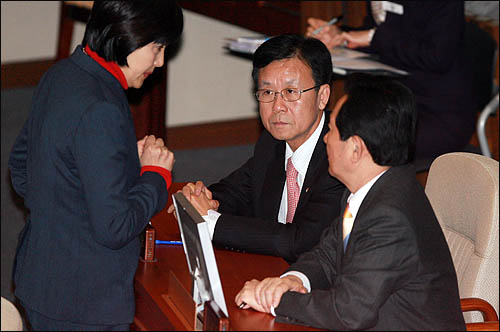 민주당 박영선 의원이 11일 국회 본회의장에서 정세균 대표, 원혜영 원내대표와 이야기를 하고 있다.