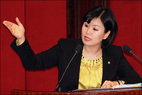 용산참사와 관련해 11일 국회에서 열린 긴급현안질문에서 김유정 민주당 의원이 김경한 법무부장관에게 질의하고 있다.