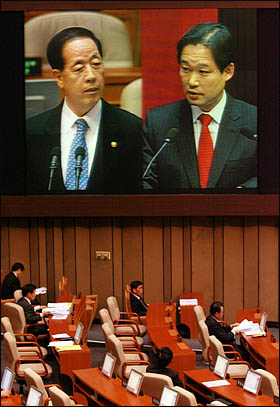 용산참사와 관련해 11일 국회에서 열린 긴급현안질문에서 신지호 한나라당 의원이 김경한 법무부장관에게 질의하고 있다.