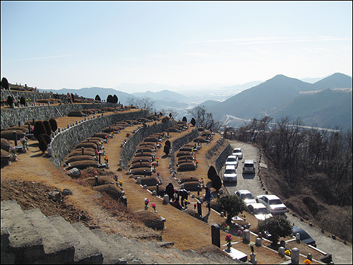 김해영락공원 경남 김해시 주촌면 덕암리 102번지에 자리잡고 있는 이 묘원에는 해마다 성묘 철이나 명절이 되면 수많은 사람들이 차를 타고 몰려와 성묘를 지내는 곳이다
