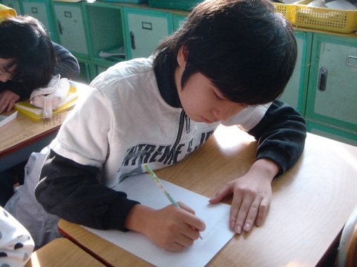 자기 생각을 밝혀 글쓰기에 열중하고 있는 김대업 어린이
