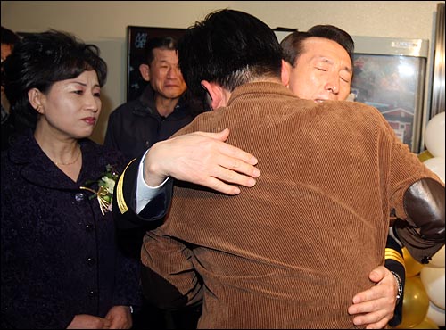 김석기 서울지방경찰청장이 12일 오후 서울 내자동 서울지방경찰청에서 열린 퇴임식을 마친뒤 한 참석자와 포옹을 하고 있다.