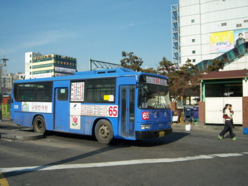 인천에는 마을버스노선을 운행하던 회사가 시내버스노선을 인수한 경우가 많다. 현재 간선버스노선 운행의 40% 정도는 과거 마을버스노선으로 시작한 지선버스노선 중심의 버스회사가 맡고 있으며, 이는 이번 인천 대중교통체계 개편의 큰 장애가 되었다. 