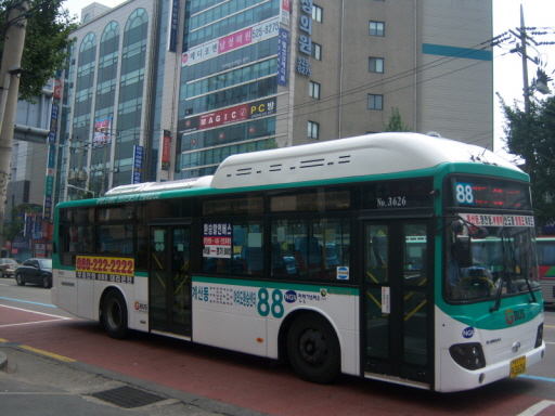 인천 부평역에서 촬영한 부천 88번 버스. 인천 버스노선이 수도권통합요금제의 적용을 받지 않으면서, 인천에서는 2007년 7월의 경기버스의 수도권통합요금제 편입 이후 '경기도 면서 버스 골라타기'가 성행했다.