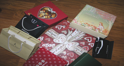 작년에 딸은 발렌타이데이에 초콜릿과 편지들을 많이 받아왔다.