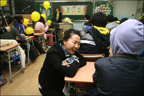  졸업식이 진행되는 동안 교단에 서지 못한 김윤주 교사가 졸업생들에게 아쉬운 인사말을 건네고 있다.