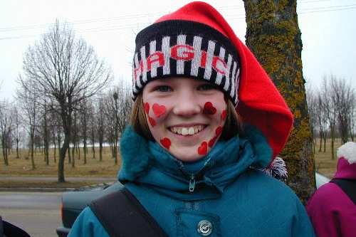 하트 스티커를 다닥다닥 얼굴에 붙인 리투아니아 어린이
