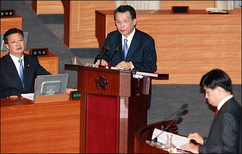  한승수 국무총리가 13일 국회 대정부질문에서 백원우 민주당 의원으로부터 "지난 11일 김유정 의원이 물었을 때, 그런 '메일'을 보냈는지 모르겠다고 총리는 답했는데 왜 그렇게 답했느냐"고 묻자 "나 영어 좀 한다. '메일'은 '우편물'이란 뜻"이라고 해명하고 있다.
