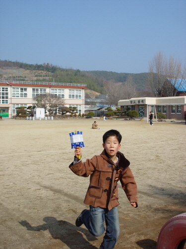 창평초등학교에서 연을 날리고 있는 아이의 모습
