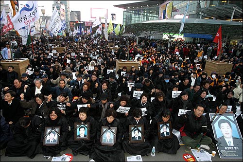 14일 오후 서울역광장에서 열린 '용산철거민 살인진압 희생자 제4차 범국민추모대회'에 참석한 시민, 학생, 노동자들이 구호를 외치고 있다.