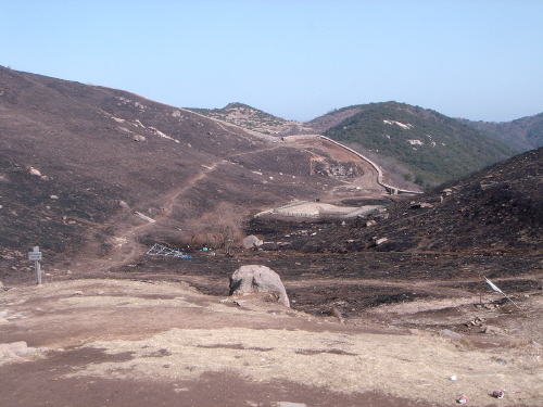 배바우 정상에서 내려다 본 화왕산성 동문쪽 모습