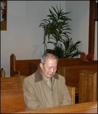 친구가 다녔던 한인교회 그의 자리에 앉아 그의 명복을 빌다.