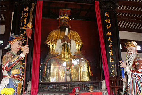 랑중의 장비묘 대전에 모셔져 있는 장비묘. 찰흙으로 만들어진 장비상은 황제의 모습으로 랑중 사람들에게 신선처럼 모셔지고 있다. 