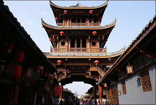 랑중고성 중앙에 세워져 있는 중톈러우(中天樓). 랑중은 중국 4대 고성 중 하나다. 
