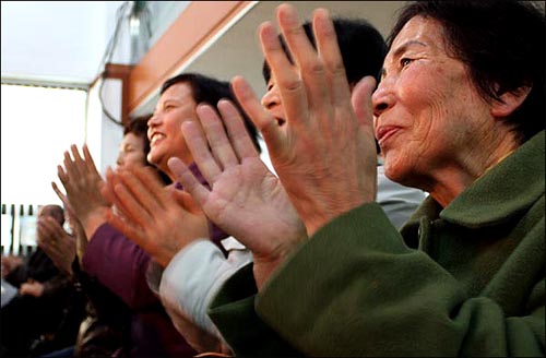 서울 구로구 가리봉1동 '서울중국동포' 교회에서 예배를 드리고 있는 재중동포들