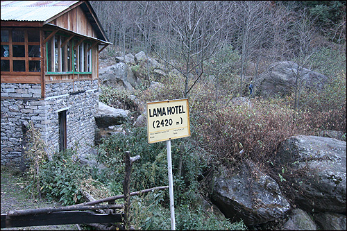 라마호텔의 원래 이름은 강변마을. 이 낭만적인 이름을 바꾼 자 누구인가. 마을 초입에 마을의 해발고도를 알리는 푯말이 서있다.
