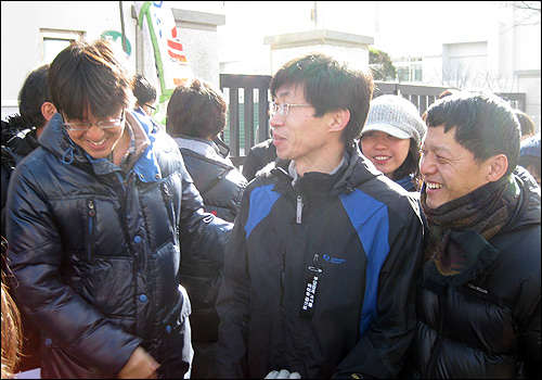 김영승 교사(세화여중, 가운데)를 지난 12월 일제고사 사태로 파면 해임 당했던 교사들이 격려하고 있다. 