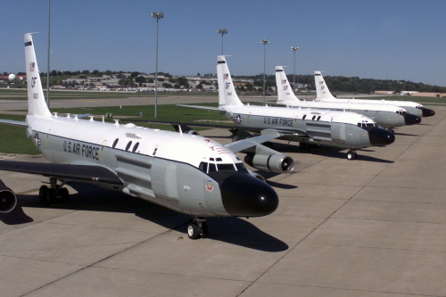 RC-135S '코브라 볼' 정찰기 적외선 센서와 광학 카메라, 첨단 통신설비를 갖춘 RC-135S 정찰기는 탄도 미사일 발사 징후와 궤적, 낙하지점까지 계산할 수 있는 능력을 가지고 있다.